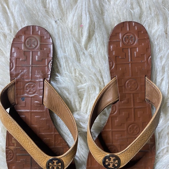 Tory Burch Thora Tan Tumbled Leather Gold Logo Flip Flop Thong Sandal - Picture 4 of 9